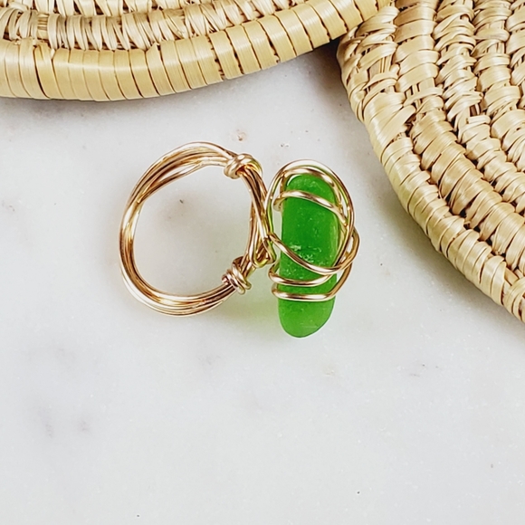 Genuine seaglass ring. Gold tone & green glass - Picture 6 of 9